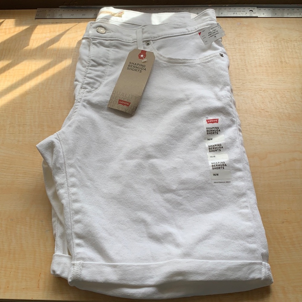 Levi’s White Shaping Bermuda Mid-Rise Shorts